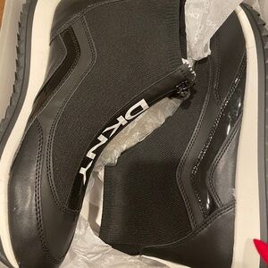 DKNY Vika-Zip Up Sneaker